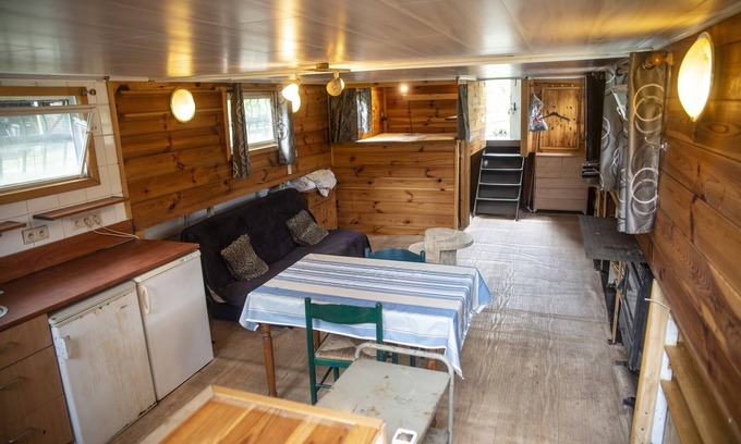 Florennes Boat Rental | Idyllic Lakeside Cottage