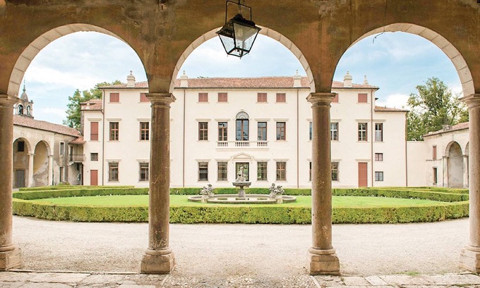 Castelgomberto House | If you are looking for a spectacular location for your vacation in Veneto, this terraced house in Ca