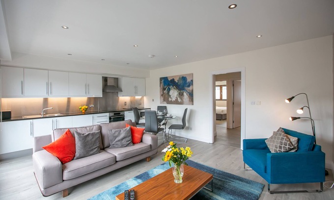 North Wall Apartment | IFSC Spacious/Quiet/Central 2 bedroom apt - 15 mins to centre - sleeps 6