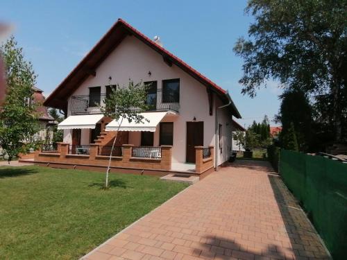 Balatonfenyves House | Igényesen berendezett nyaraló saját stéggel, kerti grillel Balatonfenyvesen, vízparti utcában, a tótól 50 m-re