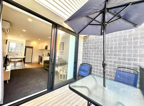 Auckland Apartment | Immaculate - 2 Bedroom Townhouse close to the train station