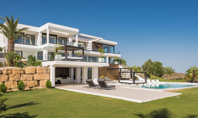 Benahavis Villa | Immaculate Golf Course Villa with Amazing Views