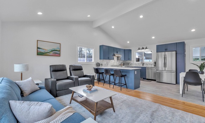 Allen House | Impeccably Designed Ann Arbor Home, 3 Bed 2 Bath, Quiet area, Close to Downtown