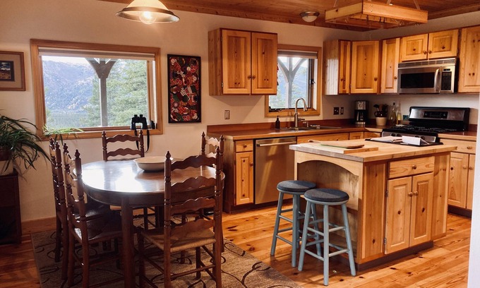 McKinley Park Cabin | Impressive Mountain Views. Craftsman Home. Less than 10 miles to bus depot