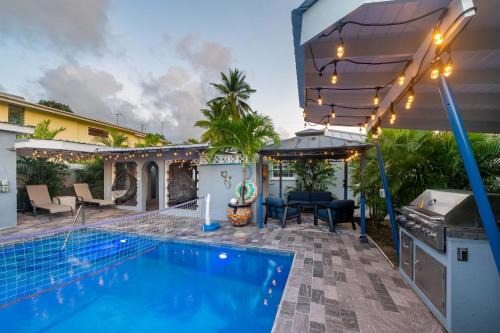 Welches House | Impressive Private Pool Mandevilla Home Near Beach