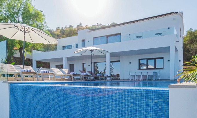 Churriana Villa | Imressive villa w/heated infinity pool w/sea views hosts 10: Happyplace Málaga