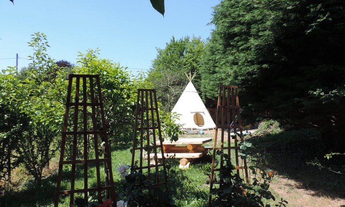 Saint-Chef Cottage | In a green setting, the TIPI COCOON and its CABANE aux FEES await you.