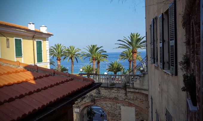 Noli Apartment | in historic building facing the sea