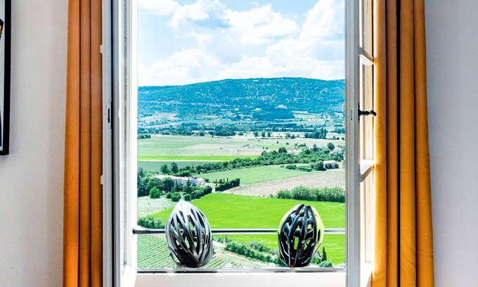 Sault House | In Provence, near Mont Ventoux Gîte de Groupe with vintage bike museum