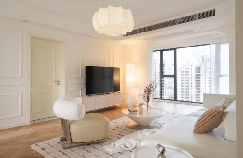 Huangpu Apartment | In the City of Center with Bund View and Orient-al Pearl TV Tower View