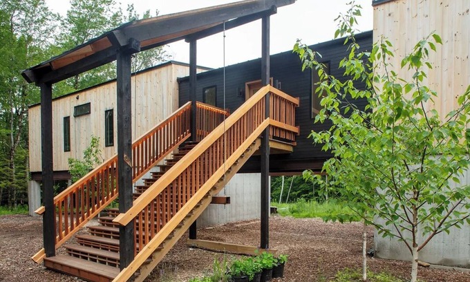 Becket House | In the forest, 1-bedroom home, floor to ceiling windows in peaceful Becket
