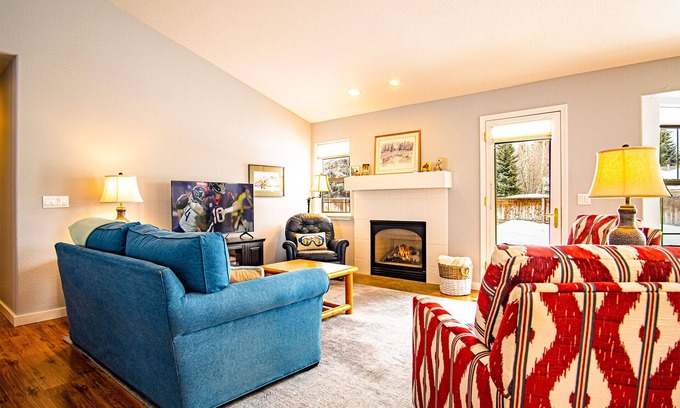 Hailey House | In the Heart of Hailey; PRIVATE PET-FRIENDLY 3 bedroom home with garage