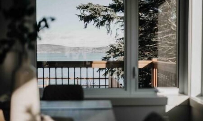 Dalhousie Apartment | Inch Arran Escape - Waterfront, king bed, D/W, Firepit