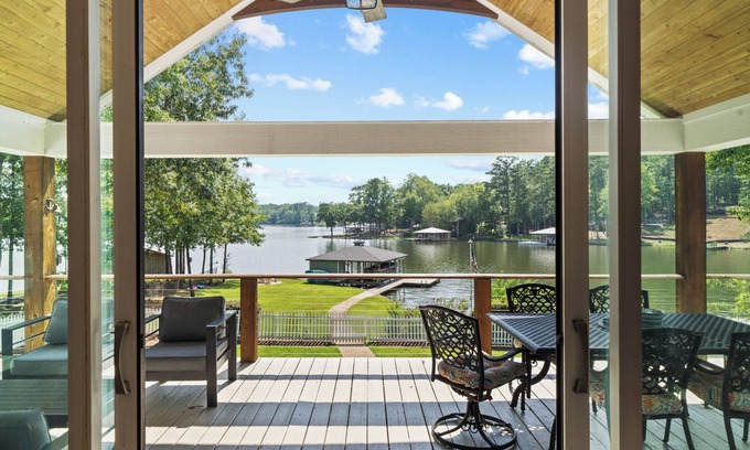 Eatonton House | Incredible Lakefront Sunsets at the completely renovated Paradise Pointe