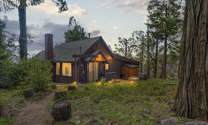 Crestline Cabin | IncredibleViews! Pet & Family Friendly, PoolTable!
