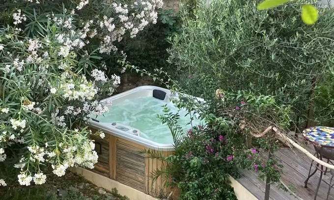 Poussan Apartment | Independent apartment in winemaker's house Poussan