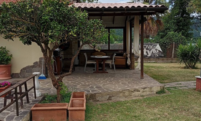 Lake Bracciano Villa | Independent villa with private beach on the lake