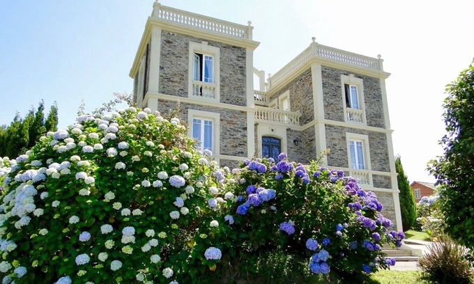 Pinera Villa | Indiana Colonial Style House Villa Auristela