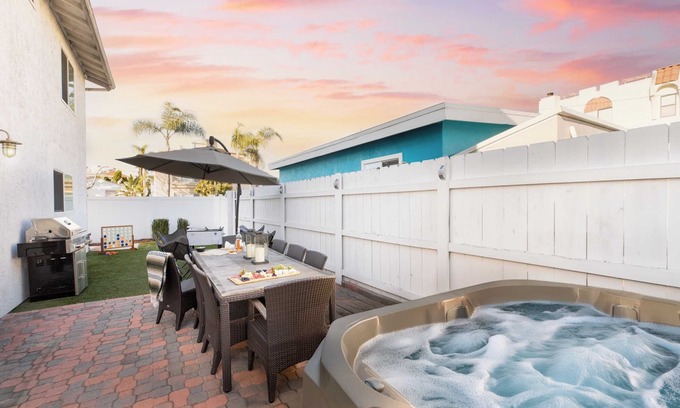 Crown Point Cottage | Indigo By Avantstay Sleek & Charming Home 2 Blks From Bay w/Hot Tub!