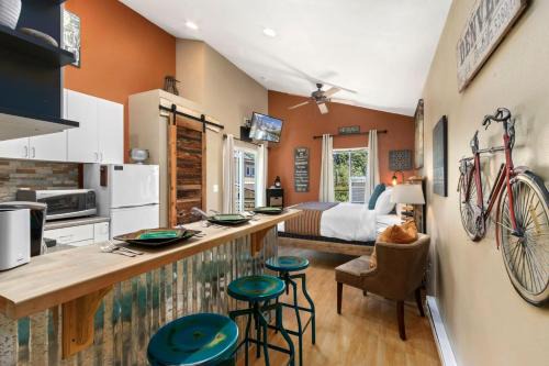 Martinez Park Apartment | Industrial Old Town Bungalow with Free Cruiser Bikes