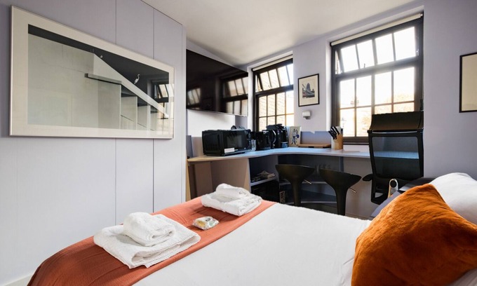 Kennington Apartment | Industrial Victorian Studio with breakfast bar and kitchenette - Kennington