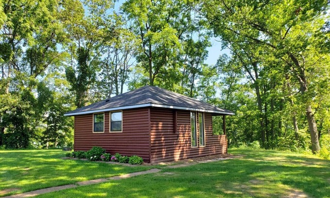 Lincoln Apartment | Inn The Orchard, Modern Log Cabin, on water edge