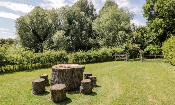 Uffington House | INNISFALLEN HOUSE, pet friendly, with open fire in Uffington