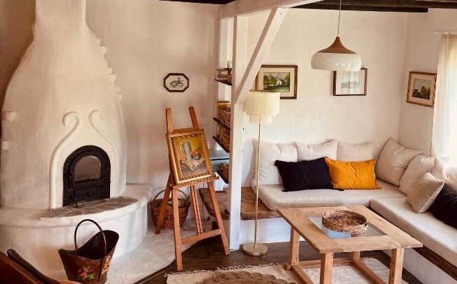 Bezdead Bed & Breakfast | Inside, The Village- Atelier