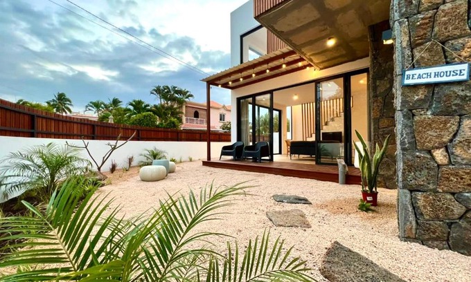 Albion Villa | Into the Sea - Modern Home Close to the Beach
