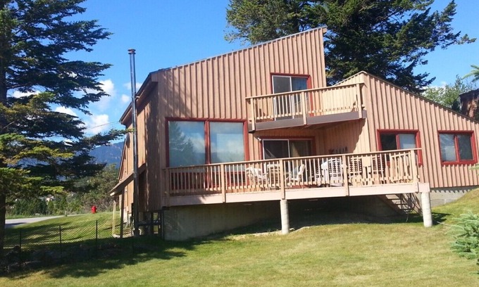 East Kootenay House | Invermere 4 Br Mtn/Lake View Home! Walk to Beach/Town*Aug $199/Nt; Sept $149/Nt*