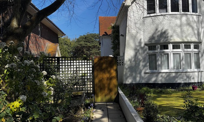Canford Cliffs Apartment | Inviting 2-Bed Apartment in Poole