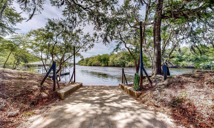 Bell House | Inviting dog-friendly homes + bungalow, boat ramp
