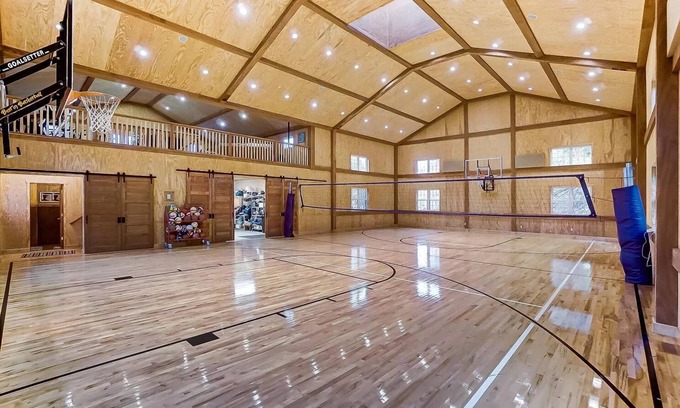 Linn Grove House | Inviting family retreat with a seasonal saltwater pool, gymnasium and privacy
