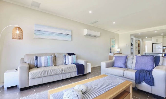 Waterhouse House | Iona Blue 3 bedroom Townhousen200m to restaurants & shops