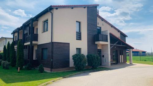 Szolnok House | Ipari Park Panzió