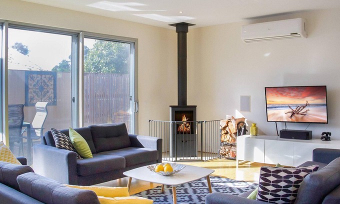 Smiths Beach House | Ironbark on Dolphin - sleeps 10