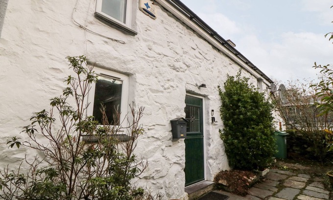 Beddgelert House | IS Y GRAIG, pet friendly, with open fire in Beddgelert