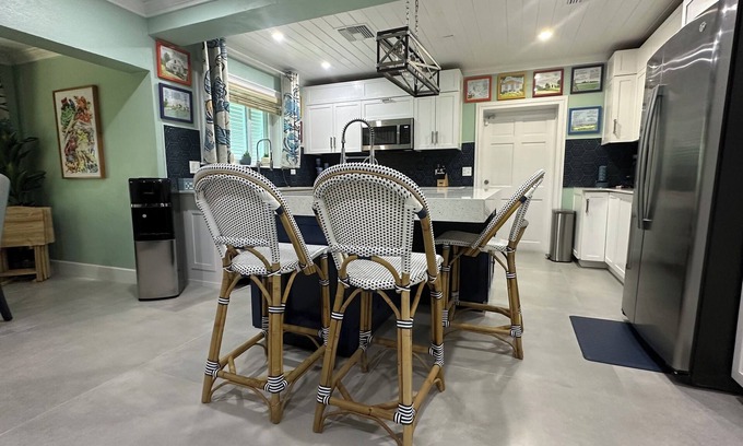 Coral Harbour House | Island Chic Vacation Manor in the tranquil community of Coral Harbour, Bahamas