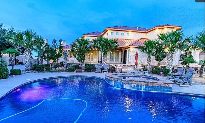 Midland House | Island Dreams! Tropical 4-bedroom house with amazing backyard