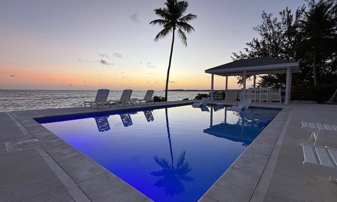 Tar Bay House | Island Time - Brand New 4 bedroom Luxury house right on the Beach!