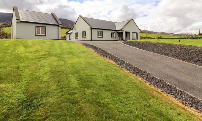 Castlegregory Cottage | ISLAND VIEW, family friendly in Castlegregory, County Kerry