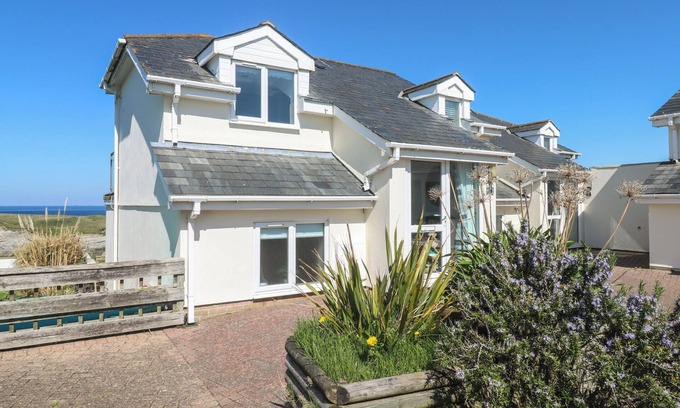 Porth Cottage | ISLAND VIEW, pet friendly, country holiday cottage in Porth