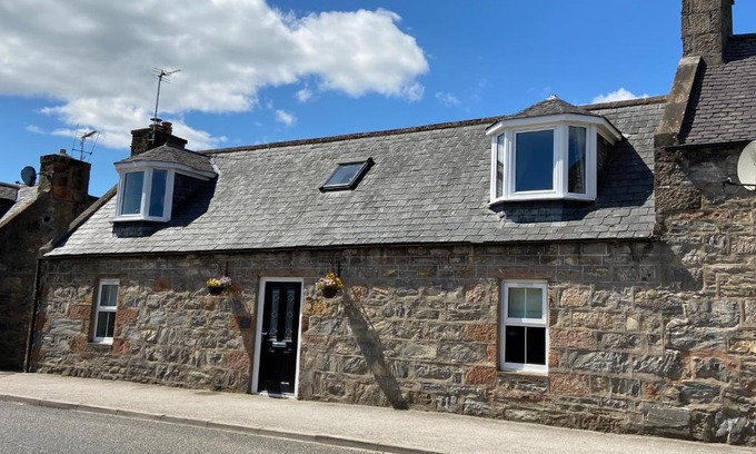 Dufftown House | Islas Cottage, a home in the Heart of Speyside