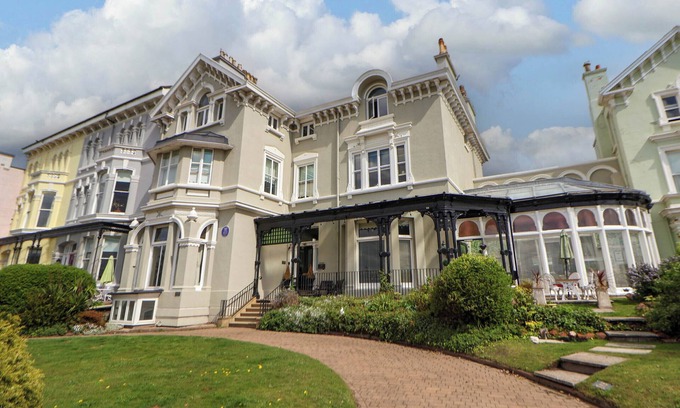 Waterloo Cottage | ISMAY LOUNGE APARTMENT- TITANIC INTEREST in Waterloo, Merseyside
