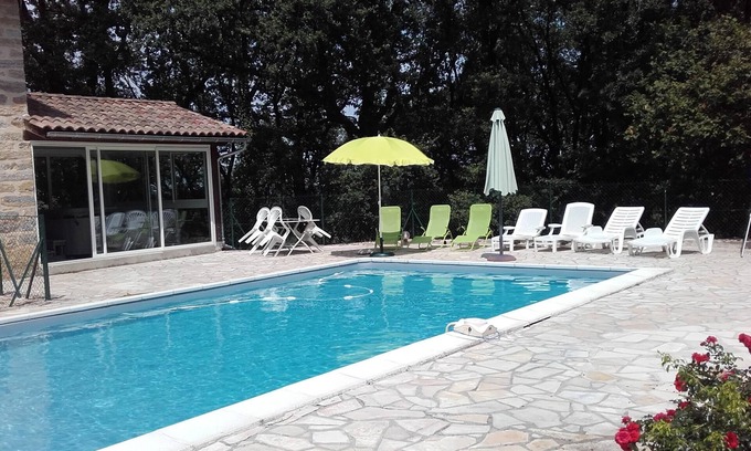 Espinas House | ISOLEE: VACATION HOME WITH POOL AND JACUZZI IN WOODED GROUNDS