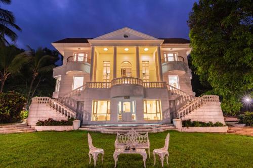 Khalapur Villa | Ivory Crest by StayVista - Mountain-view villa with Pool, Garden & Snooker table