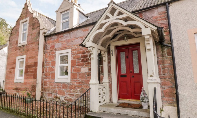 Thornhill Cottage | IVY BANK, pet friendly, luxury holiday cottage in Thornhill
