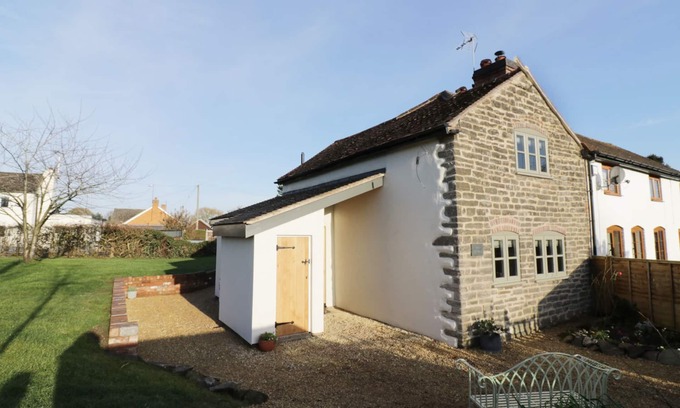 Moreton Cottage | IVY COTTAGE, pet friendly, luxury holiday cottage in Malvern