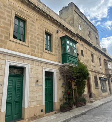 Paola Apartment | Ivy - Paola Modern Townhouse