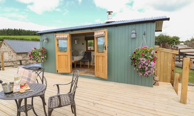 Rhayader Apartment | Ivy's Way - Delightful Pet Friendly Shepherds Hut Sleeping 2